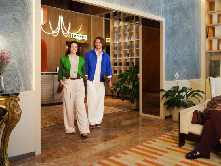 Pareja paseando por el elegante lobby del Rosetta Hotel Perugia Tapestry Collection by Hilton con Jazz Club