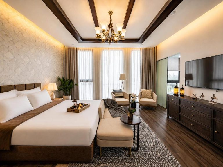 Suite de lujo con cama king size y salón elegante en el Welham Boutique Hotel