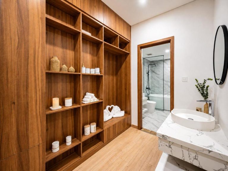 Baño de lujo con estantería de madera, lavabo sobre encimera de mármol y ducha en Welham Boutique Hotel