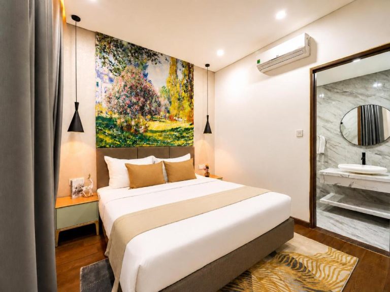 Habitación doble con cama king, cuadro impresionista y baño de mármol en Welham Boutique Hotel