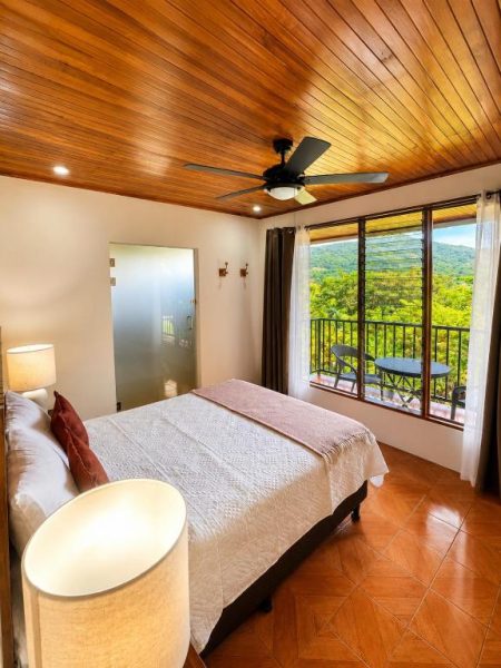 Habitación doble con balcón y vistas al bosque en Hotel Villas de la Colina con techo de madera