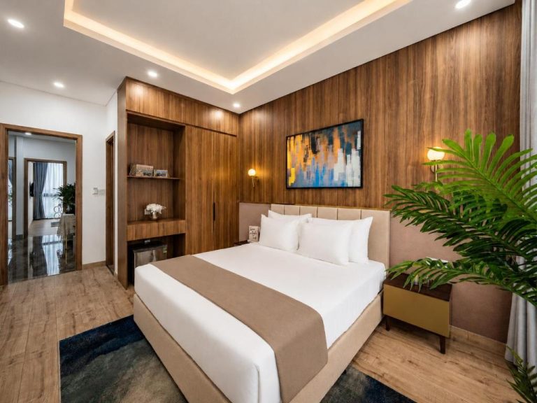 Habitación doble de lujo con pared de madera y cama king en Welham Boutique Hotel