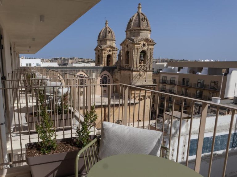 Terraza con vistas a las torres de la iglesia desde el Hotel Boeme Sliema Creek en Malta