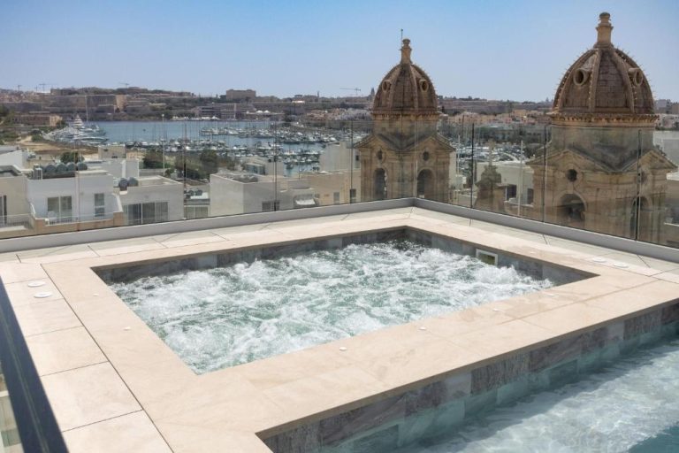 Jacuzzi en terraza del Boeme Sliema Creek con vistas al puerto deportivo y cúpulas históricas de Malta