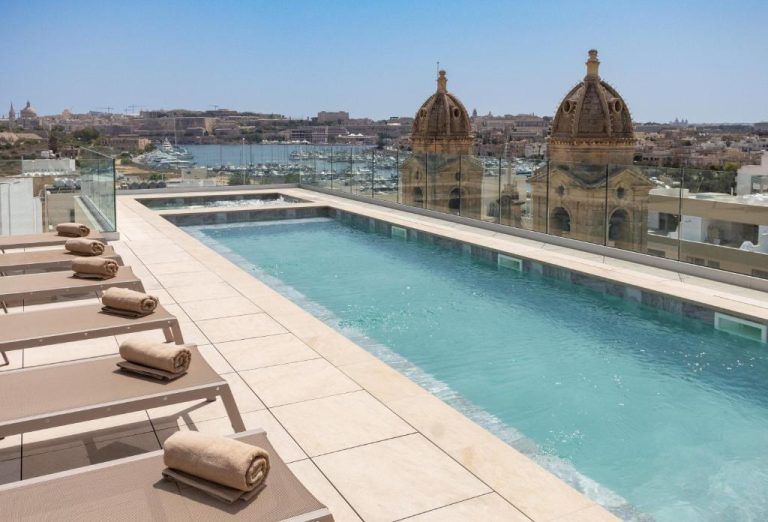 Piscina infinita en la azotea del Boeme Sliema Creek con vistas al puerto deportivo de Malta