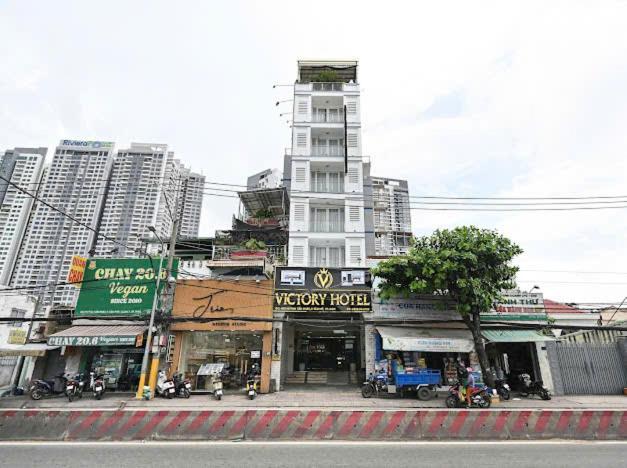 Fachada exterior del Victory Hotel Saigon South cerca del SECC con edificio de varios pisos