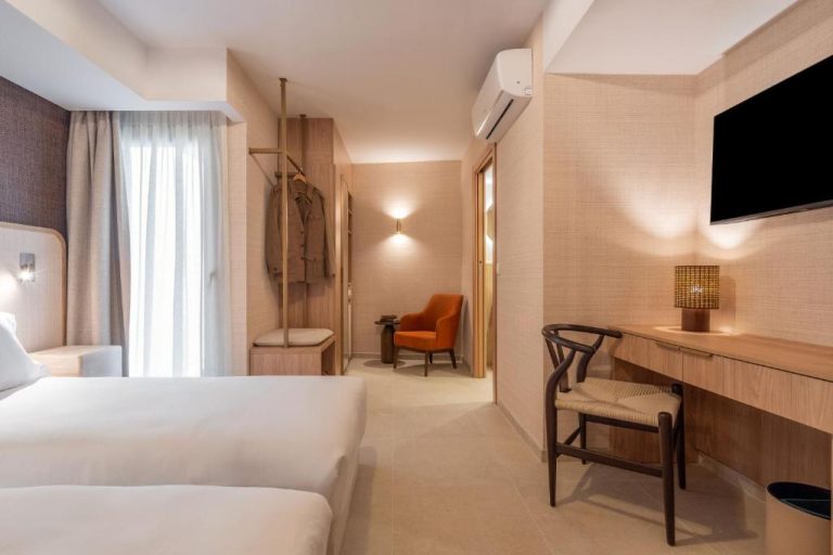 Habitación doble moderna con escritorio y televisión en el Hotel Boeme Sliema Creek