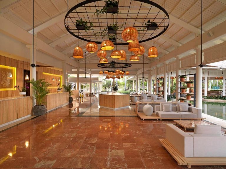 Lobby del Meliá Punta Cana Beach Resort con lámparas de ratán y suelo de mármol en República Dominicana