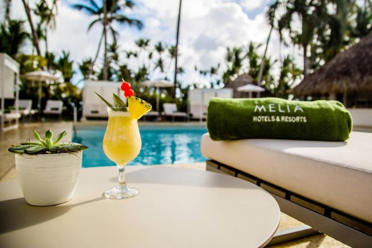Cóctel tropical junto a la piscina del Meliá Punta Cana Beach Wellness Inclusive Resort Adults Only