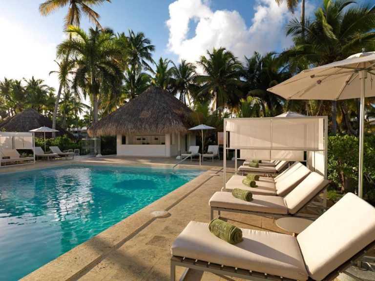 Piscina exterior con tumbonas de lujo y palmas tropicales en Meliá Punta Cana Beach Resort