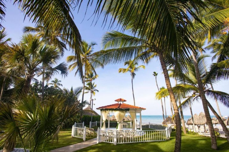 Gazebo nupcial con vistas al mar rodeado de palmeras en Meliá Punta Cana Beach Resort