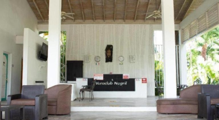 Recepción y lobby abierto del Veraclub Negril con decoración caribeña y ambiente tropical