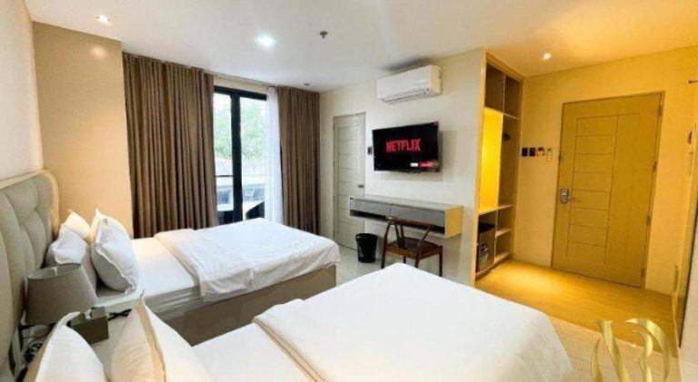 Habitación doble con dos camas, smart TV con Netflix y escritorio en Lavero Suites