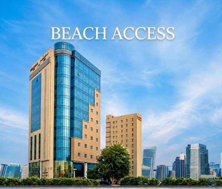 Vista exterior del Kingsgate Hotel Doha by Millennium Hotels con acceso directo a la playa en Qatar