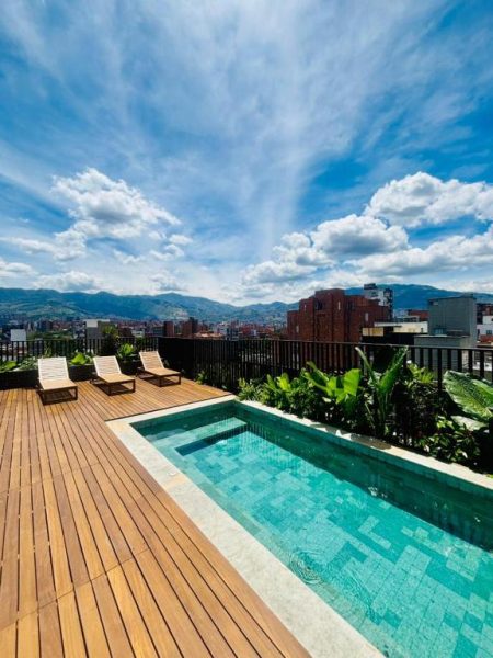 Piscina en la terraza rooftop del Iconik Hotel con vistas panorámicas de Medellín y las montañas