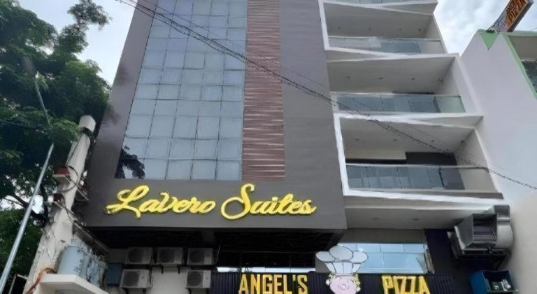 Fachada exterior del hotel Lavero Suites con moderno edificio de varios pisos y restaurante Angel's Pizza