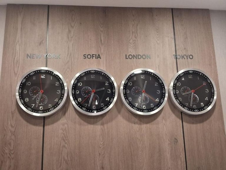 Relojes de zonas horarias de Nueva York, Sofía, Londres y Tokio en el Central Plaza Hotel