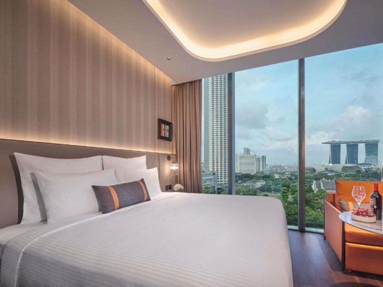 Habitación de lujo con cama king y vistas al skyline de Singapur en Pullman Singapore Hill Street