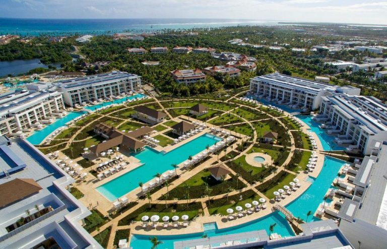 Vista aérea de las piscinas y jardines del resort Paradisus Grand Cana All Inclusive en Punta Cana