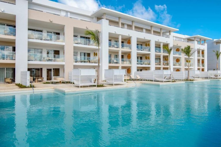 Piscina laguna con tumbonas y vistas a las suites del Paradisus by Meliá Grand Cana All Inclusive