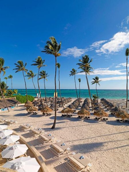 Playa privada con tumbonas y palmeras del Paradisus by Meliá Grand Cana All Inclusive en Punta Cana
