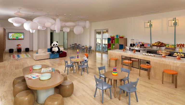 Sala de juegos infantiles del Kids Club en Paradisus by Meliá Grand Cana con mesas, juguetes y zona de snacks