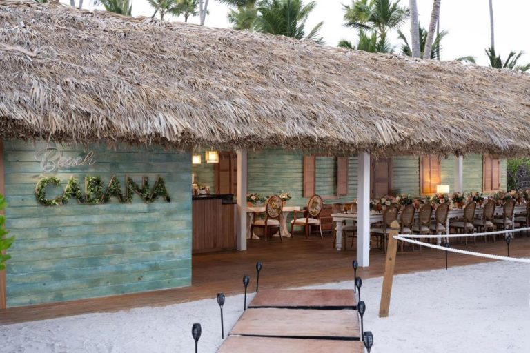 Beach Cabana restaurante de playa con techo de palma y mesas decoradas en Paradisus Grand Cana