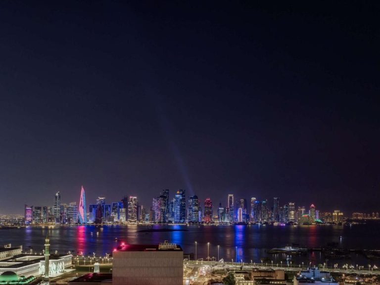 Vista nocturna del skyline de Doha desde el Alwadi Hotel Doha MGallery con rascacielos iluminados
