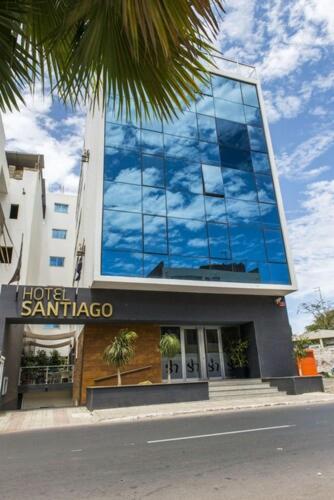 Fachada exterior con cristales azules del Hotel Santiago, edificio moderno con entrada principal