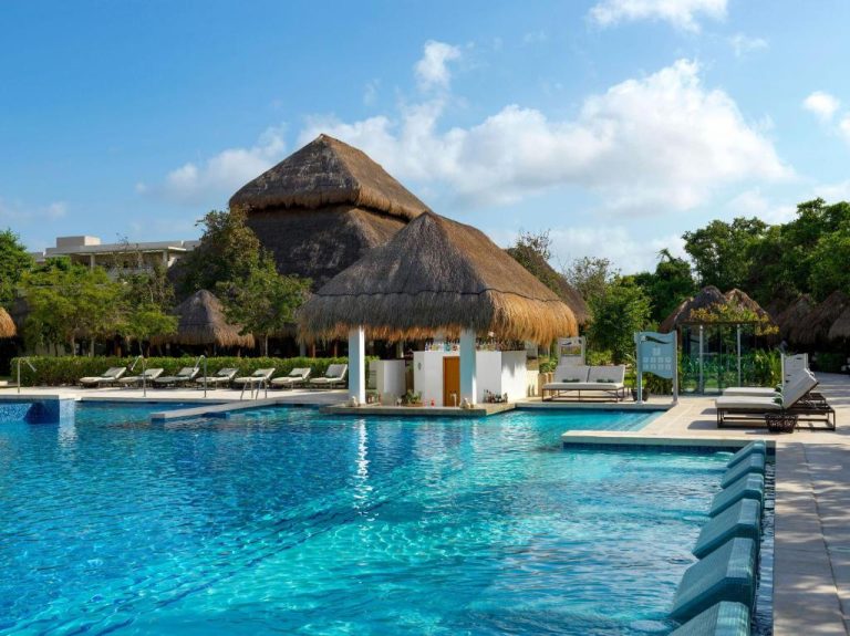 Piscina exterior con swim-up bar palapa del Paradisus by Meliá La Perla Adults Only en Riviera Maya