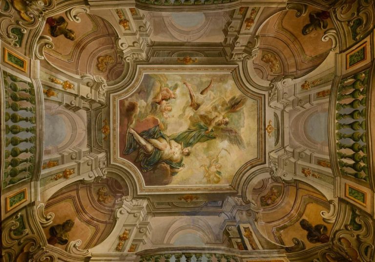 Techo decorado con fresco barroco y molduras ornamentales del hotel Locanda della Posta Etruria Collection
