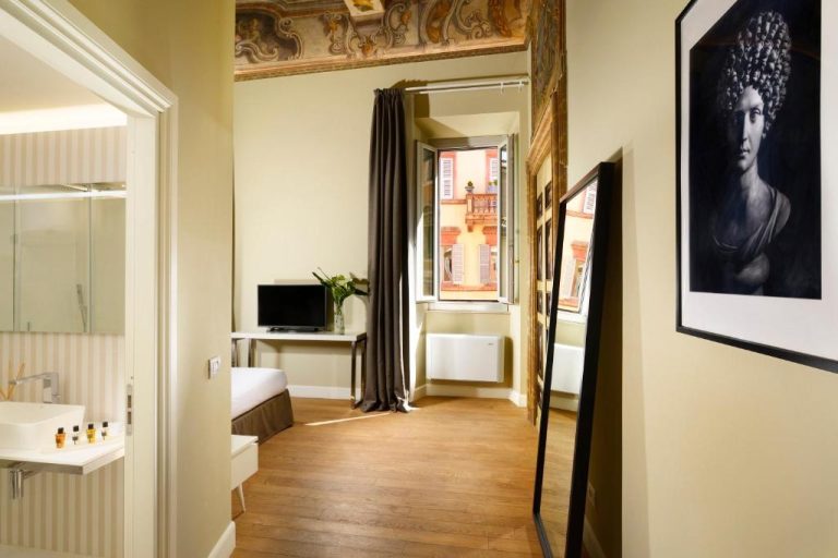 Habitación clásica con techo de fresco barroco y suelo de madera en Locanda della Posta Etruria Collection