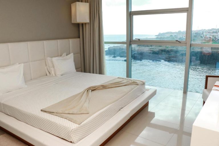 Habitación doble con cama king size y vistas al mar en Hotel Vip Praia