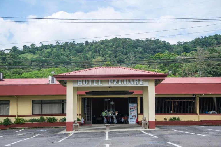 Fachada principal y entrada del Hotel Pacuare rodeado de vegetación tropical y montañas verdes